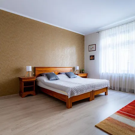 Victus Family Close To The By Renters דירה *